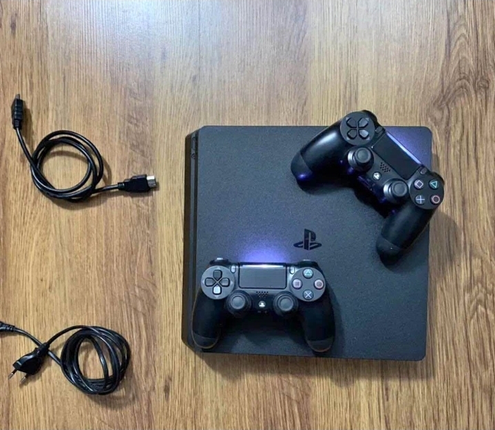PS4 Slim 1TB + 2 manettes + 30 jeux - 185.000 FCFA