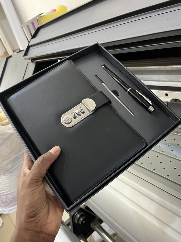 📍Ensemble agenda et stylo personnalisés le tout dans un coffret…