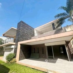 Location villa triplex  8 pièces avec piscine Cocody Rivier