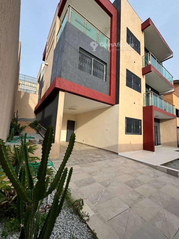 Location villa triplex de 9 pièces à Bin