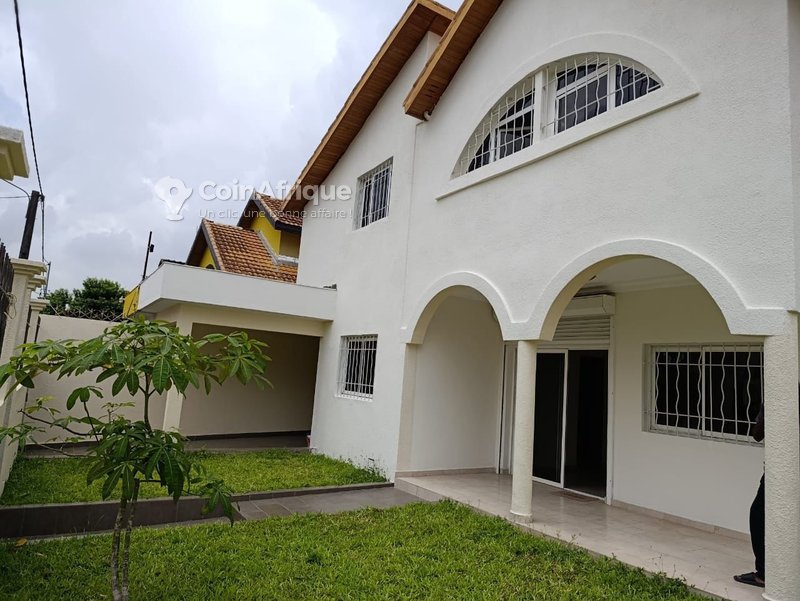 Location villa 7 pièces à Angré Cité Arcade 1