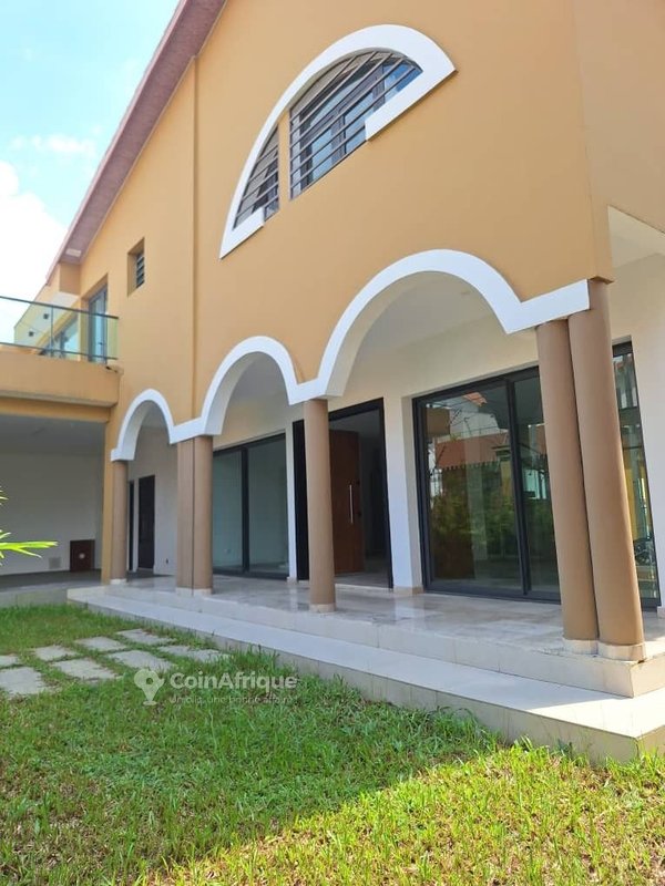 Location villa  duplex 9 pièces + grand jardin à Cocody-ang