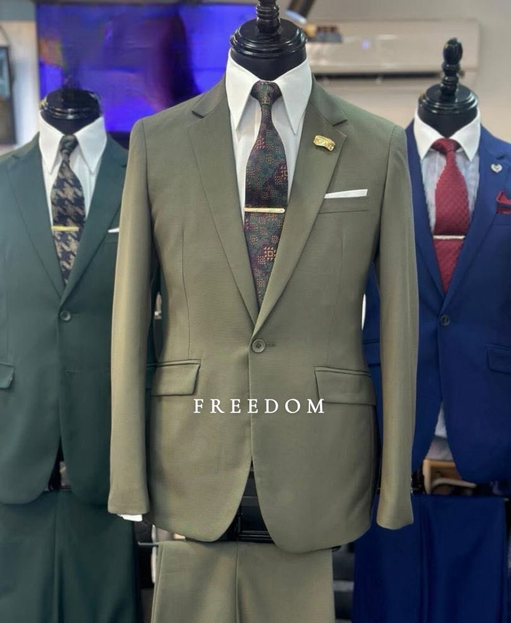 NOUVEL ARRIVAGE DES COSTUMES CLASSIQUES.   
