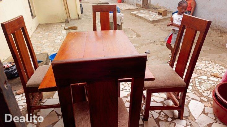 TABLE À MANGER + 4 CHAISES