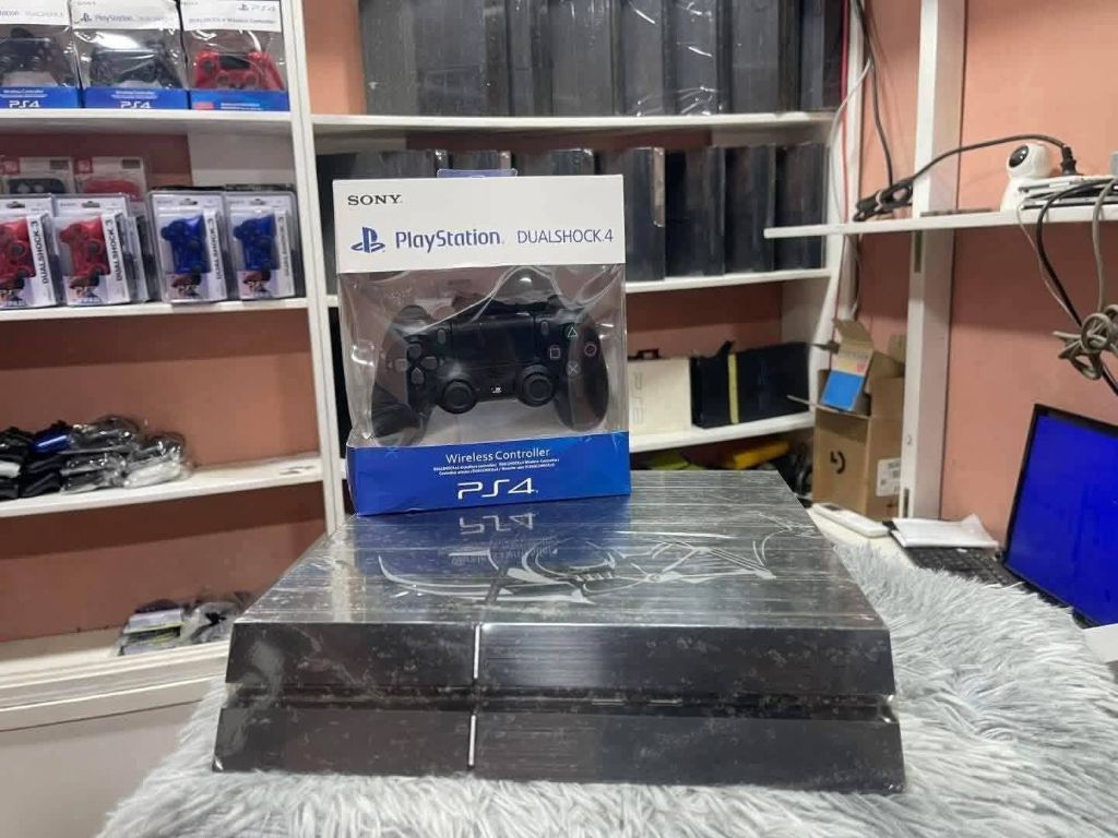 PS4 FAT CRAQUÉE 10 JEUX INCLUS – 130 000 FCFA