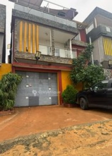 Location villa triplex à Fékéssé dans une cité