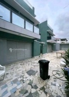 Location villas  6 pièces à Cocody Angre